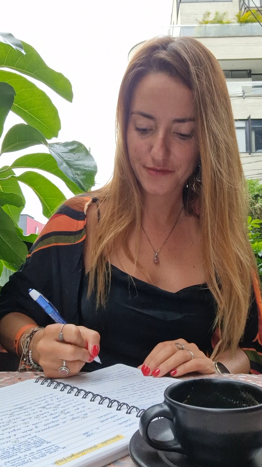 Rachel beim Schreiben in ihrem Notizbuch